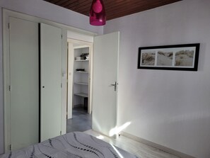 2 slaapkamers, reisbedje