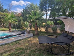 Una piscina al aire libre, una piscina climatizada