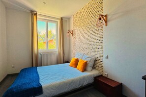 1 habitación, escritorio, tabla de planchar con plancha y cuna de viaje 