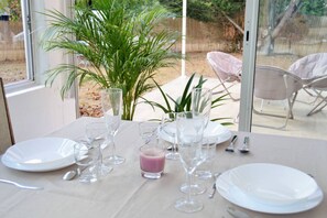 Dining - Cottage Bien-être Jacuzzi Piscine Chauffée Privée (Peyrole)