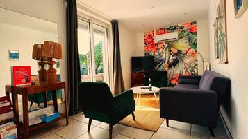 Télévision, livres, espaces bureaux