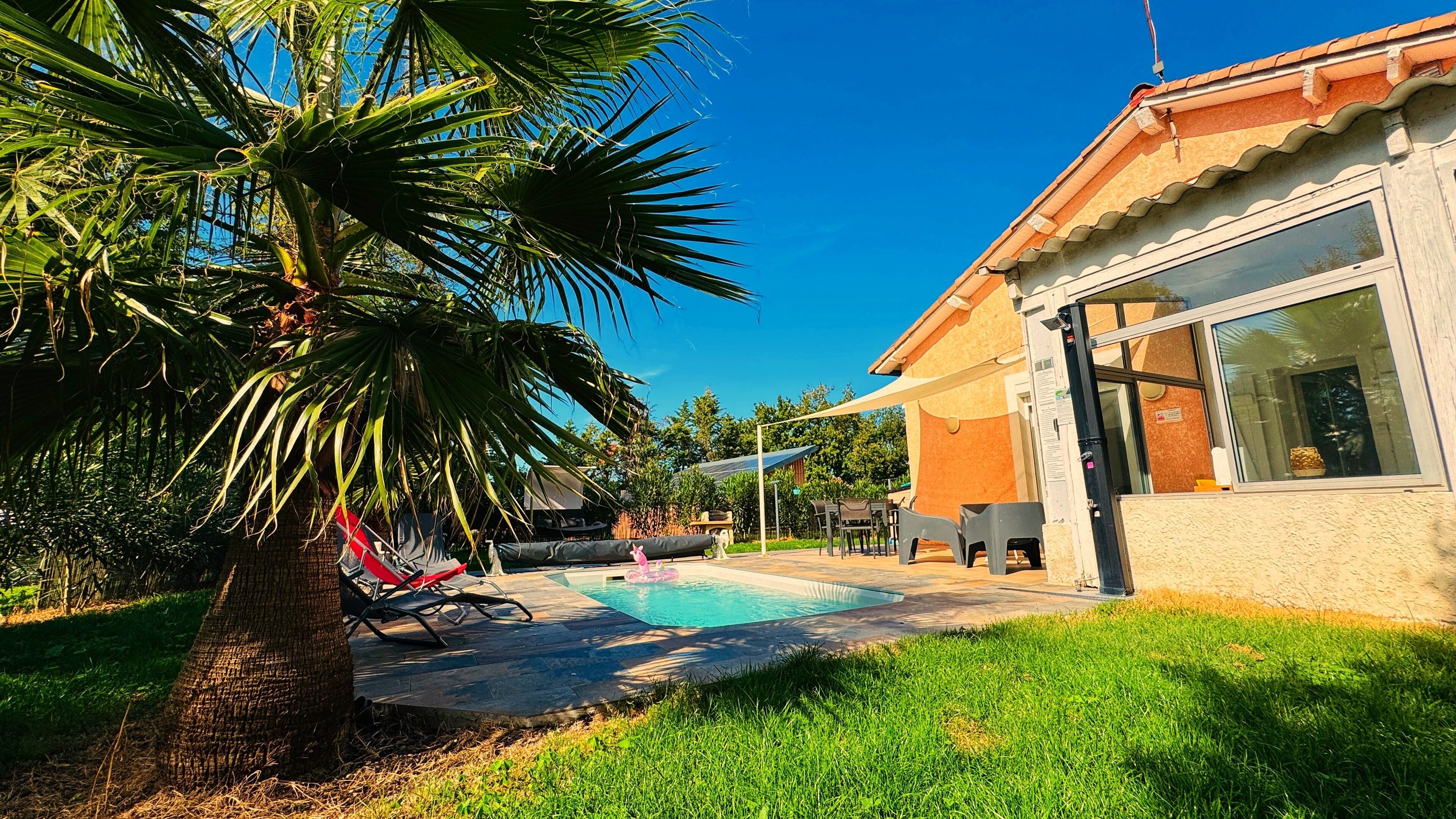 Alberca al aire libre y alberca climatizada