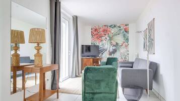 Télévision, livres, espaces bureaux