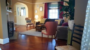 Smart TV, chimenea y impresora 