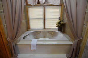Combined shower/tub, jetted tub, hair dryer, towels