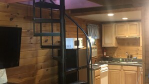 Coffee/tea maker, fridge, microwave, oven - Cozy Cabin at a GREAT price (Whittier)