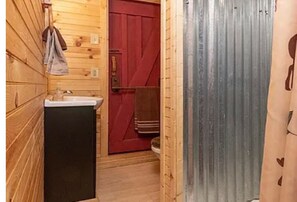 Shower, towels, toilet paper - Cozy Cabin at a GREAT price (Whittier)