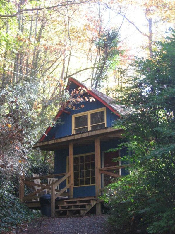 Exterior - Cozy Cabin at a GREAT price (Whittier)