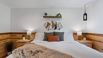 4 bedrooms, iron/ironing board, WiFi, bed sheets