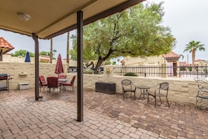 Outdoor dining - New! Alta Mesa quiet, relaxing single level home with heated pool view (Mesa)