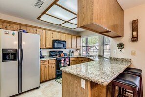 Een koelkast, een magnetron, een oven, een kookplaat