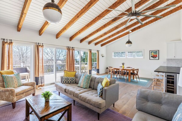 Smart-TV, peis, DVD-spiller og bøker