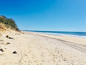 Nær stranden, solsenger og strandhåndklær