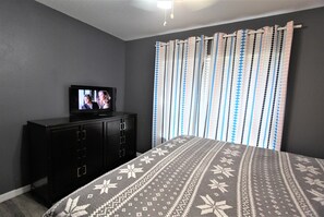 8 chambres, fer et planche à repasser, Wi-Fi, draps fournis