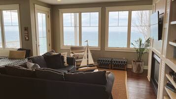 Een smart-tv, een open haard, een dvd-speler en een tafeltennistafel