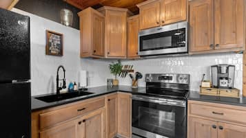 Køleskab, mikrobølgeovn, ovn, kogeplade