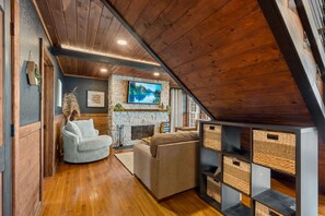 TV, fireplace