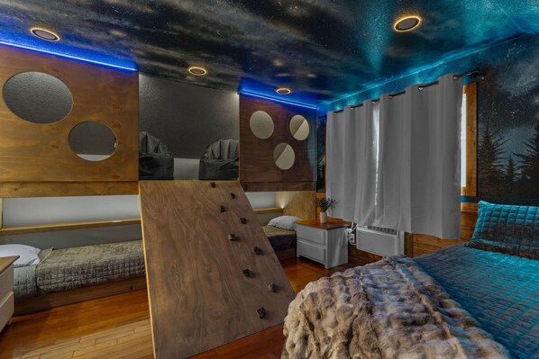 4 bedrooms, iron/ironing board, WiFi, bed sheets