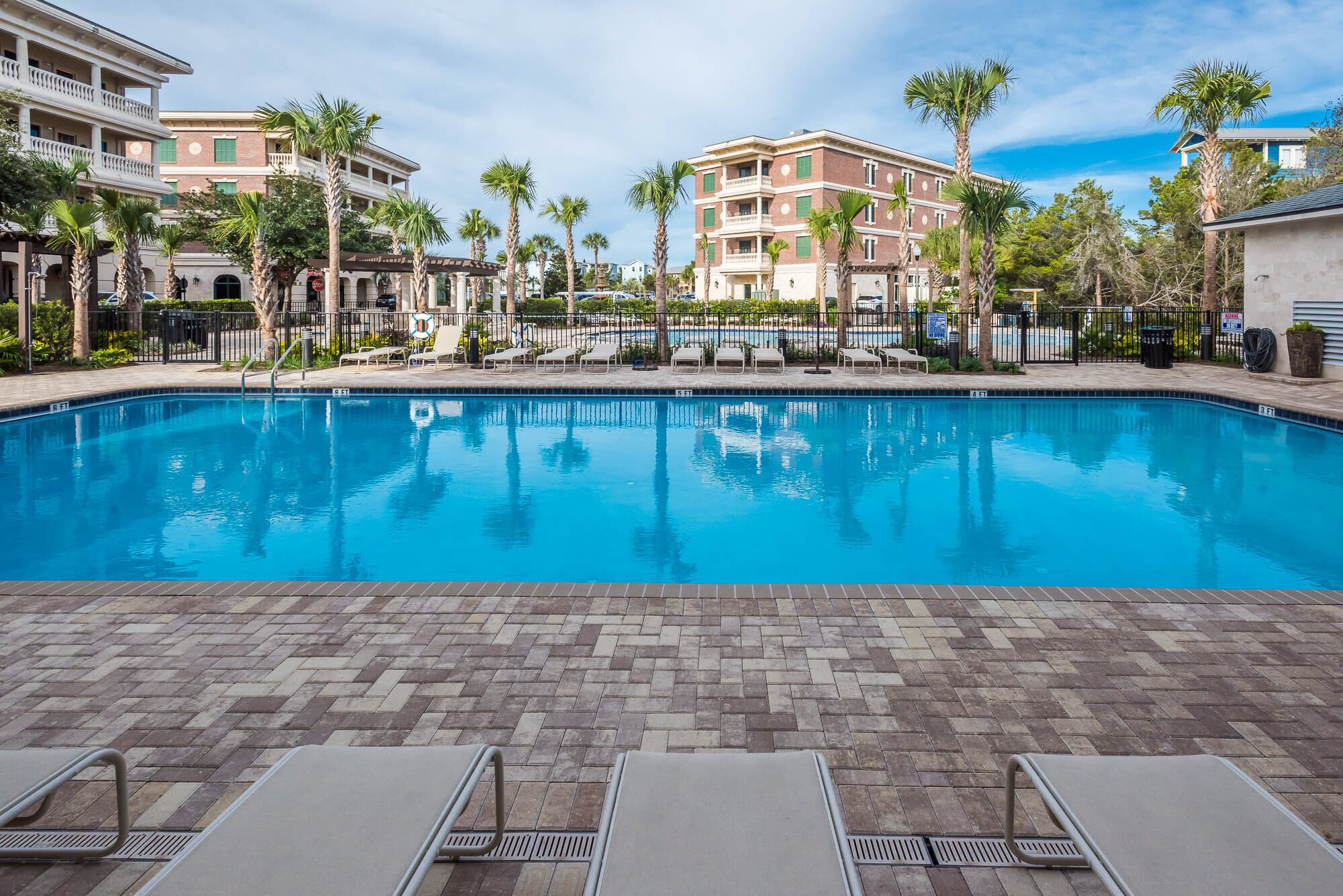 室外游泳池，恒温泳池