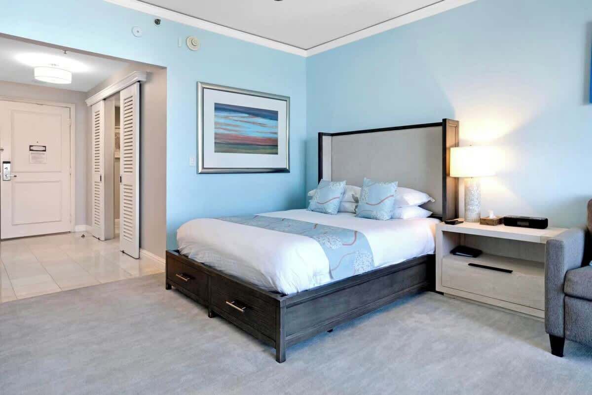 Tabla de planchar con plancha, wifi y ropa de cama 