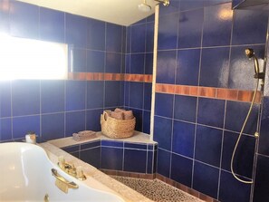 Baignoire, sèche-cheveux, serviettes fournies, savon