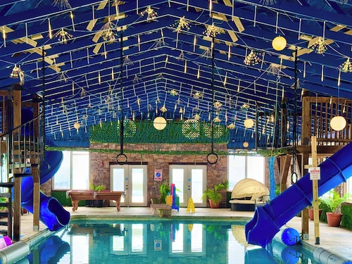 Tri-state Corner Cabin with a fire pit, hot tub, & indoor pool!