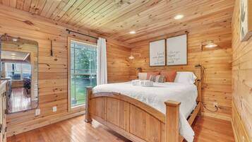 4 bedrooms, iron/ironing board, WiFi, bed sheets