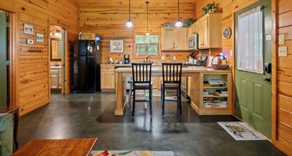 Romantic Creek Cabin with Hot Tub