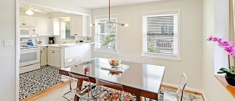 冰箱、微波炉、烤箱、炉灶