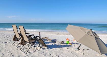 Siesta Key Escape / 2 BR + Den / Pool & Gulf Views