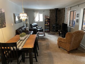 Een smart-tv, een open haard, een dvd-speler en boeken