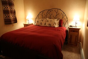 3 slaapkamers, een bureau, een strijkplank/strijkijzer, reisbedje