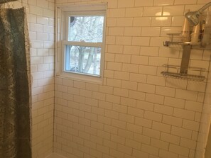 Combined shower/bathtub, hair dryer, towels, soap - Cute!! Downtown Boyne City House. 7 min walk to Downtown area and Beach 🏖️ (Boyne City)