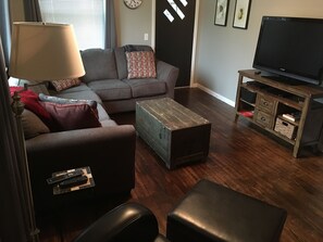 Smart TV, DVD player - Cute!! Downtown Boyne City House. 7 min walk to Downtown area and Beach 🏖️ (Boyne City)