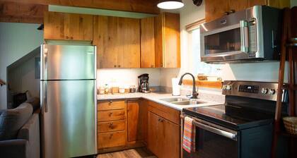 Helppo Street Bear Cabin