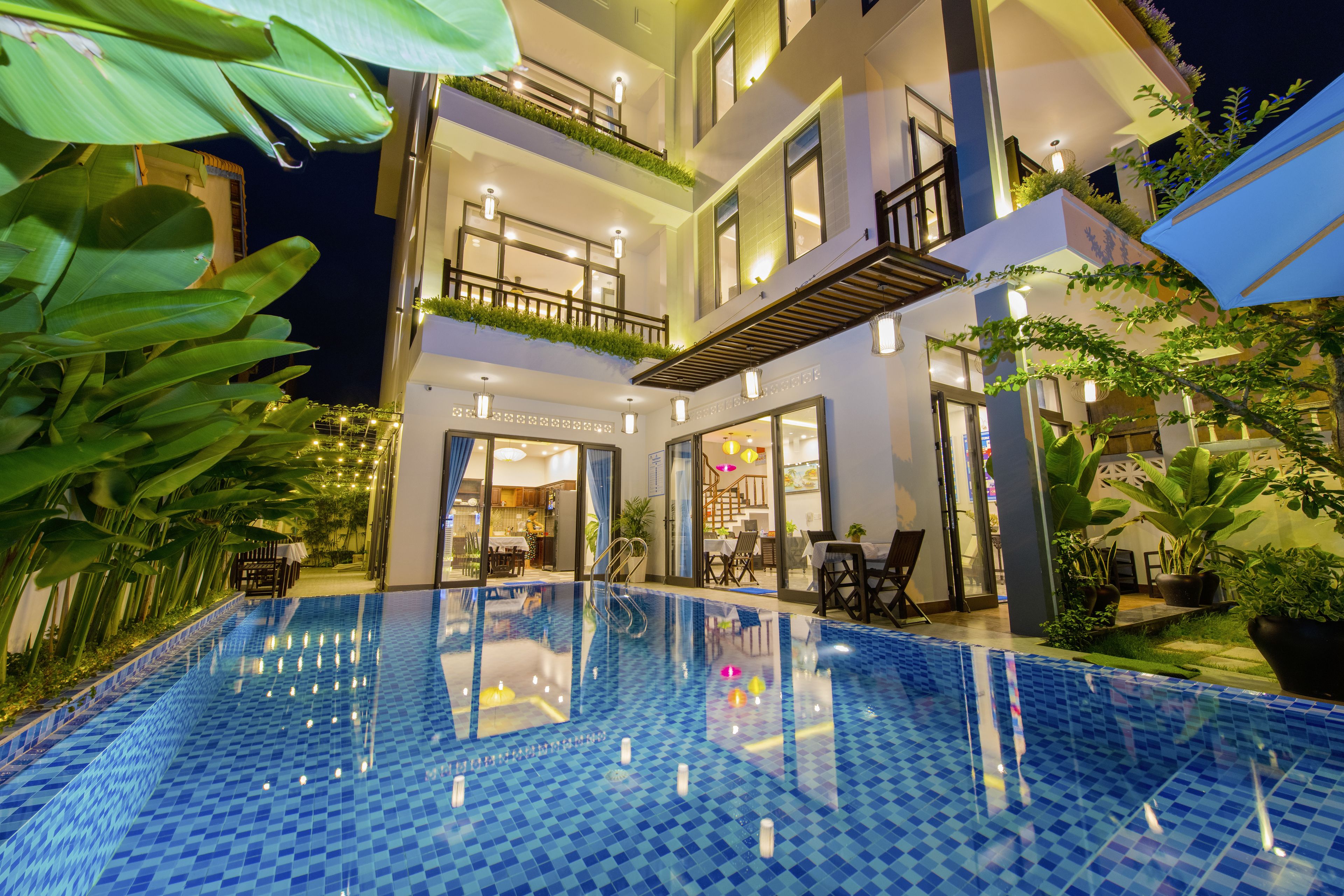 Outdoor pool, sun loungers