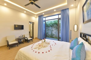 Quarto casal superior | Frigobar, cofres nos quartos, escrivaninha, cortinas blackout