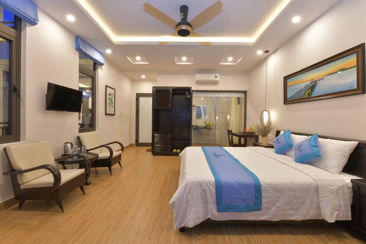 Quarto casal luxo, 1 cama King | Frigobar, cofres nos quartos, escrivaninha, cortinas blackout