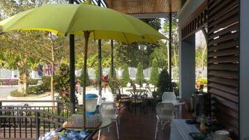 Frokost med lokale retter hver dag (THB 200 per person)