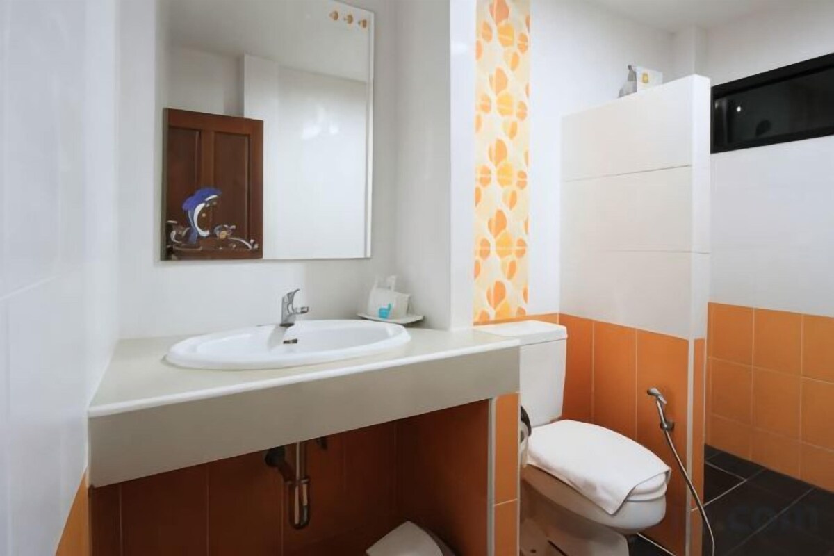 Shower, free toiletries, towels
