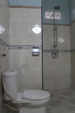 Basic Room, 1 Double Bed | Bathroom | Shower, rainfall showerhead, free toiletries