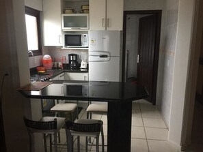 Departamento Confort, 2 habitaciones | Cocina privada | Refrigerador con congelador, microondas, horno y parrilla de estufa 