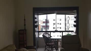 Apartamento conforto, 2 quartos | Sala de estar | TV de tela plana