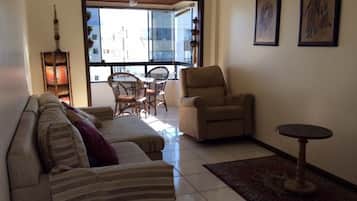 Departamento Confort, 2 habitaciones | Sala de estar | Televisión de pantalla plana