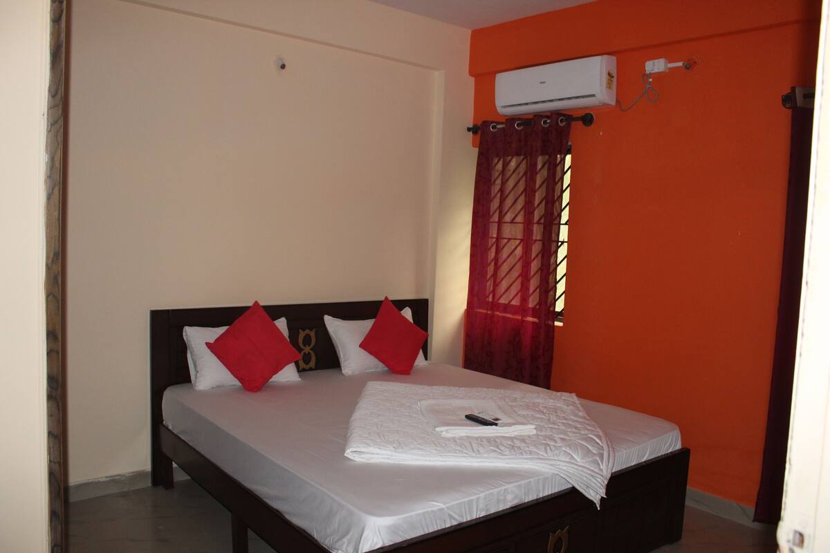 Luxury Apartment, 1 King Bed, Accessible, Non Smoking | 20 bedrooms, in-room safe, soundproofing, iron/ironing board