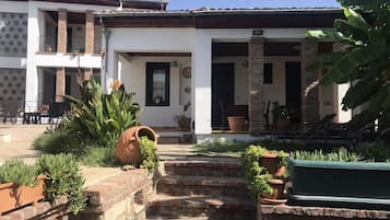 Piscine extérieure (ouverte en saison), parasols de plage