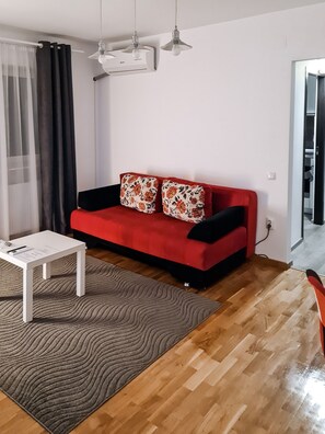 تلفزيون بشاشة مسطحة بحجم 60-سم يعرض قنوات تلفزيونية باشتراك مدفوع