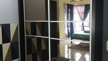 2 bedrooms, iron/ironing board, free WiFi, bed sheets