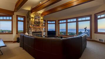 Una Smart TV, una chimenea, una biblioteca de música, una videoteca