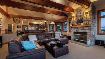 Smart TV, chimenea, biblioteca musical y videoteca